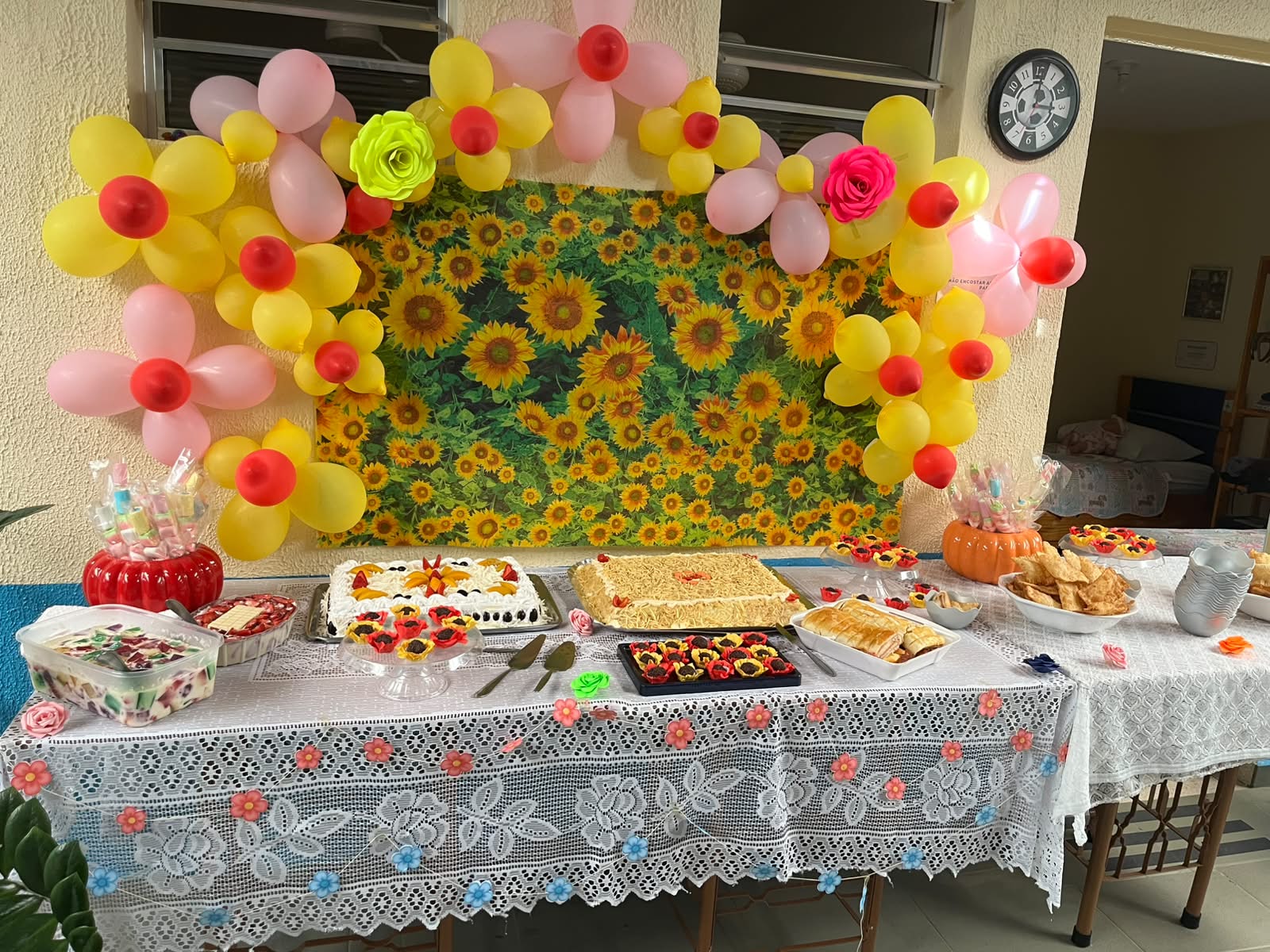 Mesa decorada para atividade comemorativa no Incantare Residencial Sênior